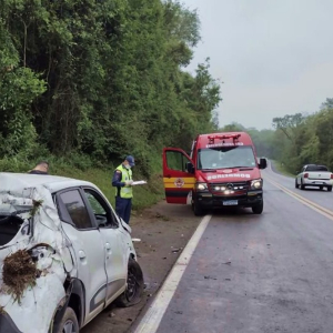 Motorista fica ferido após capotar veículo na BR-280, em Mafra