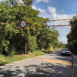 Portal limitador de altura é instalado na Pirambeira, em Rio Negro