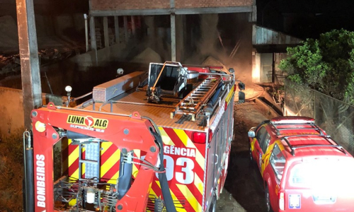 Bombeiros levam 5 horas para combater incêndio em silo de serragem