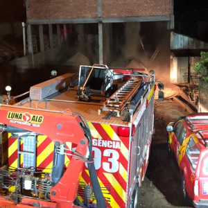 Bombeiros levam 5 horas para combater incêndio em silo de serragem