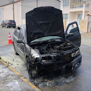 Carro pega fogo ainda em movimento no Centro de Itaiópolis