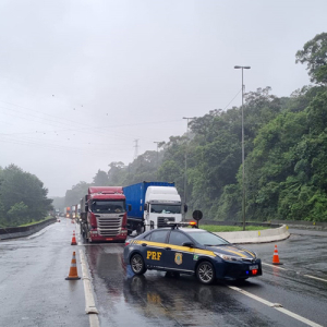 BR-376 é totalmente interditada entre Paraná e Santa Catarina