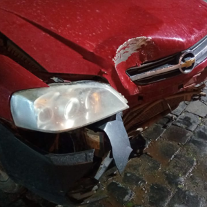 Motorista perde o controle de veículo e bate em poste de energia em Itaiópolis