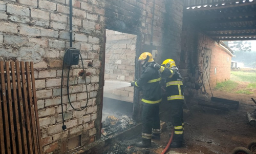 Incêndio atinge estufa de fumo em Saltinho do Canivete