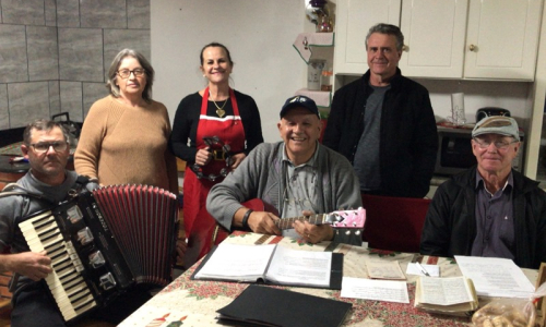 De casa em casa, grupo Terno de Reis leva canções natalinas para famílias de Itaiópolis