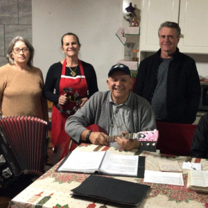 De casa em casa, grupo Terno de Reis leva canções natalinas para famílias de Itaiópolis