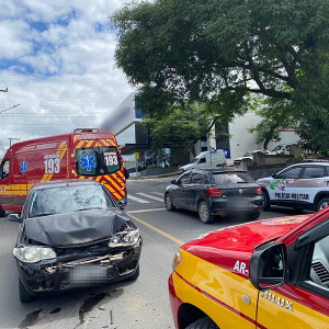 Idoso sofre hemorragia no crânio após se envolver em acidente com três veículos em Mafra