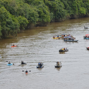 Grupo ‘desce’ leito do rio Negro com caiaques, barcos e balsas