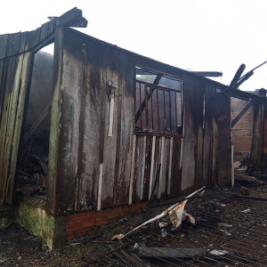 Bombeiros Voluntários evitam incêndio em casa de madeira em Itaiópolis