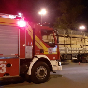 Princípio de incêndio atinge carreta na BR-116, em Mafra