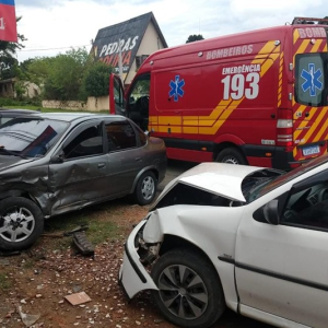 Colisão contra carro estacionado deixa duas pessoas feridas em Mafra