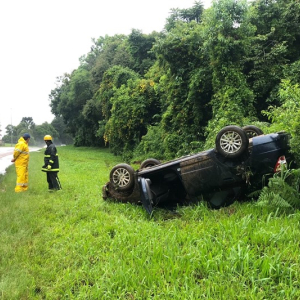 Motorista perde controle de veículo e capota na BR-116, em Mafra