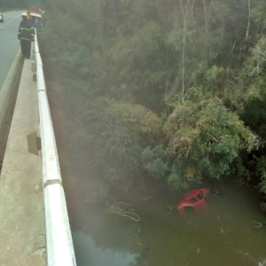 Carro sai da pista e cai em rio na BR-280, em Mafra