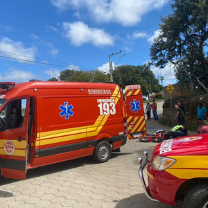 Mulher fica ferida após colisão entre carro e moto na Vila Ivete