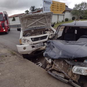 Motorista fica ferido após colisão entre veículos em Itaiópolis