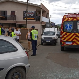 Colisão entre carro e moto deixa dois feridos na Vila Nova, em Mafra