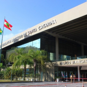 Alesc abre concurso público com 29 vagas e salários acima de R$ 11 mil