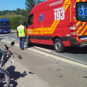 Motociclista fica ferido após colidir contra caminhonete na BR-116, em Mafra