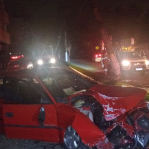 Motorista fica ferido após colidir contra poste no Centro de Mafra