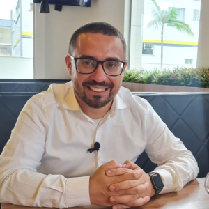 Especialista em finanças avalia mercado financeiro e fala sobre a importância de poupar