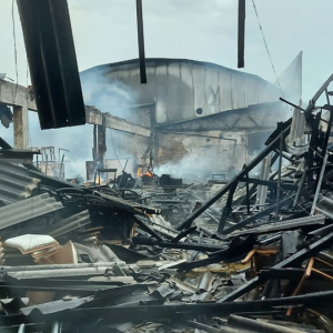 Incêndio destrói 2 mil metros quadrados de fábrica de móveis na região