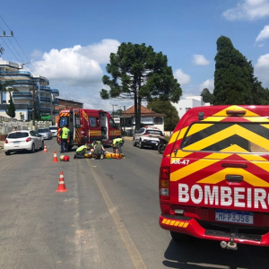 Homem e mulher ficam feridos após colisão entre carro e moto no Centro de Mafra