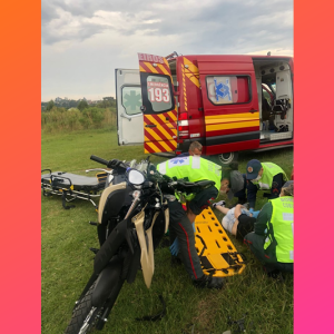 Motociclista tem suspeita de fratura pélvica após acidente no Faxinal
