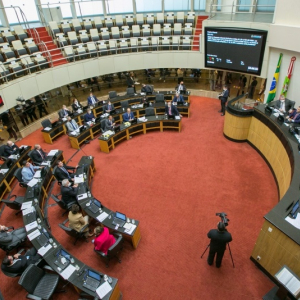 Deputados estaduais tomam posse nesta quarta-feira em SC