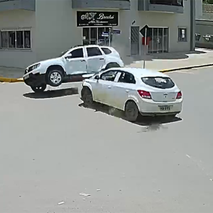 Carro com três pessoas capota após colisão em Mafra; veja vídeo