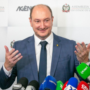 "Nosso objetivo maior é aproximar o parlamento do cidadão de Santa Catarina", afirma Mauro de Nadal
