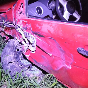 Após colidir em Scania, carro bate em barranco na BR-116, em Mafra