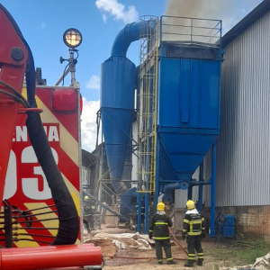 Incêndio atinge silo de serragem em empresa de Mafra