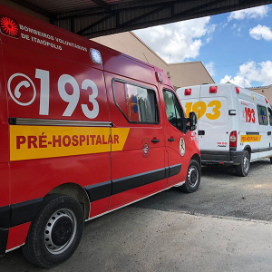 Adolescente é hospitalizado com suspeita de traumatismo craniano após colisão entre duas motos