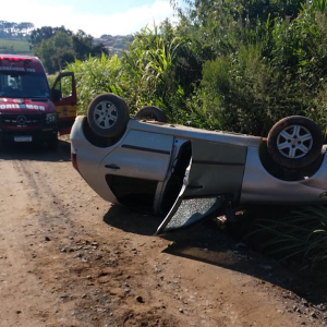 Motorista perde o controle e capota veículo em Mafra