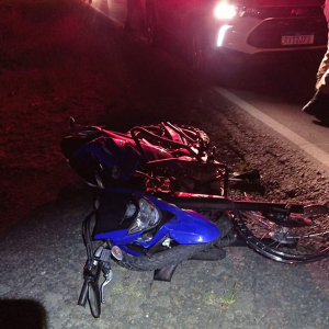 Jovens ficam feridos após colisão entre duas motos no bairro Lucena