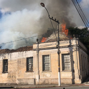 Incêndio destrói casarão no Centro de Rio Negro
