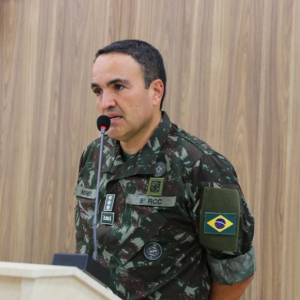 Ex-comandante do 5º RCC é homenageado na Câmara de Mafra
