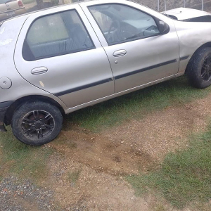 Instantes após furto, homem perde controle e bate carro em muro