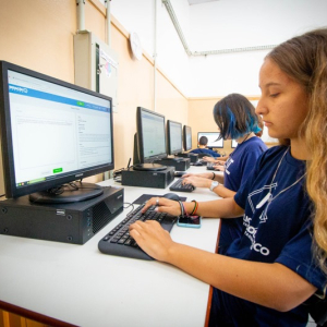 Alunos e professores da rede estadual ganham plataforma para lição de casa