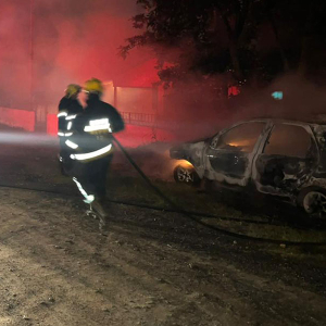 Carro é totalmente destruído por incêndio durante a madrugada