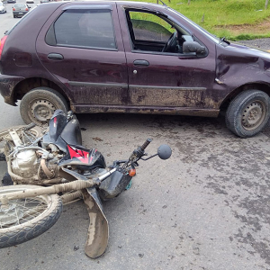 Motociclista fica ferido em colisão entre carro e moto