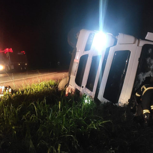 Motorista fica ferido após caminhão tombar na BR-280