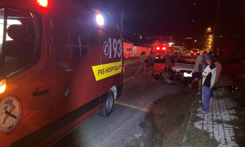 Ao desviar de cachorro, jovem colide moto com carro e fica ferido em Itaiópolis