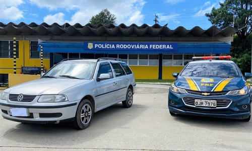 Carro furtado há cinco dias é recuperado na BR-116, em Mafra