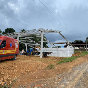 Trabalhador fica ferido ao cair de altura de quase 4 metros