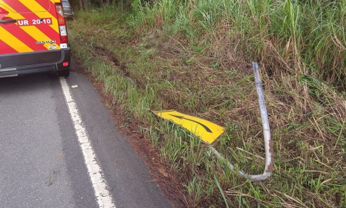 Motorista sai da pista, derruba placa e bate carro contra árvore na SC-114