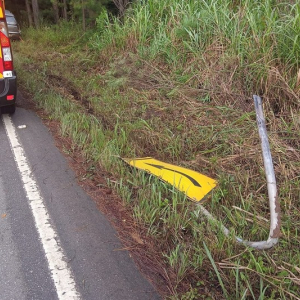 Motorista sai da pista, derruba placa e bate carro contra árvore na SC-114
