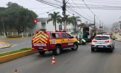 Homem de 50 anos fica ferido após sofrer queda de moto no Centro de Mafra