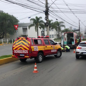 Homem de 50 anos fica ferido após sofrer queda de moto no Centro de Mafra