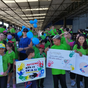 Escola Tenente Ary Rauen promove caminhada de conscientização ao autismo